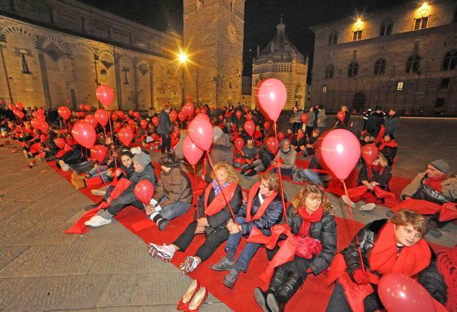 Tante donne in piazza contro il femminicidio 
