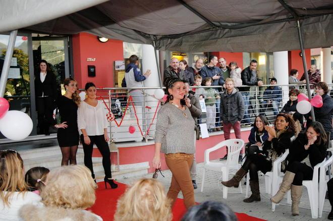 Venti giovani clienti sfilano come modelle per il negozio
