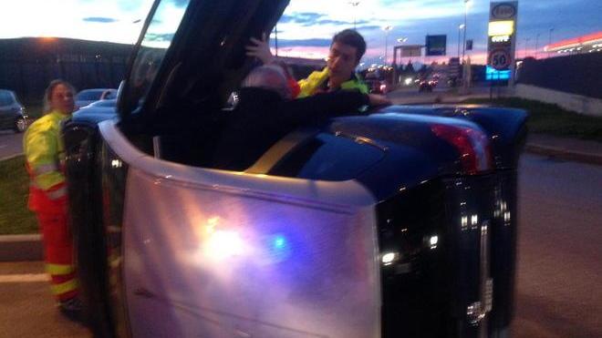 Anziano si ribalta sulla minicar