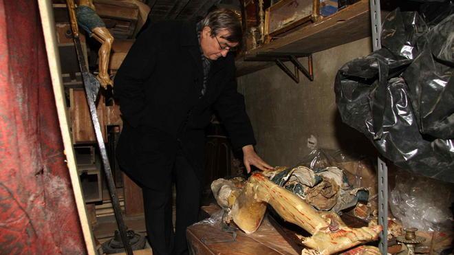 Crocifissi distrutti, caccia al vandalo Don Natali: ci avevano già provato due settimane fa