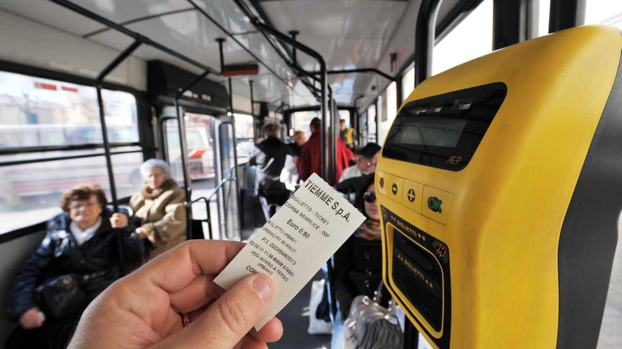 Autobus, i biglietti aumentano del 20%