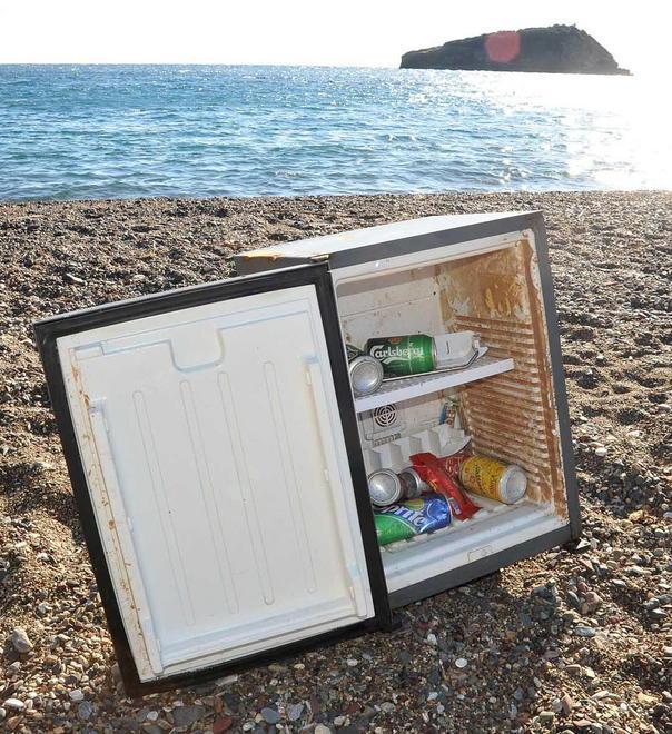 Quattro frigobar arrivati dal mare sulla spiaggia di Ortano 