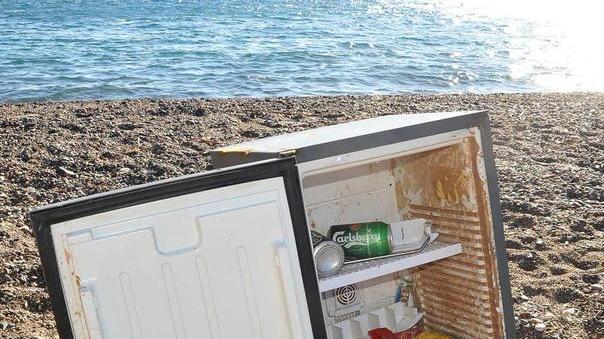 Quattro frigobar arrivati dal mare sulla spiaggia di Ortano