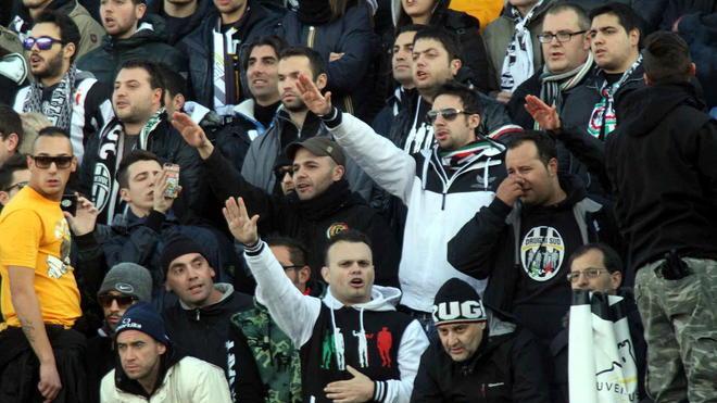 Il saluto romano degli juventini