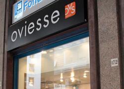 Ruba cosmetici nei negozi del centro 