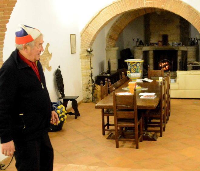 Terrore in villa: ostaggi della violenza dei banditi 