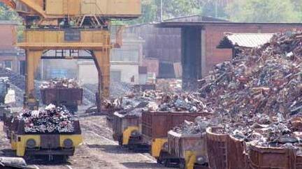 Operaio si ferisce e accusa: «Ogni giorno è un rischio»