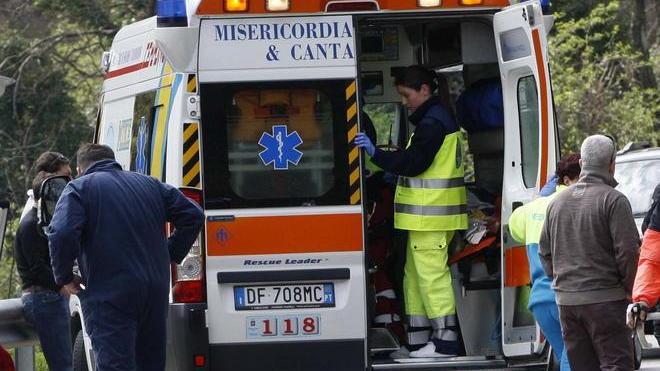 In bicicletta contro un camion: grave donna