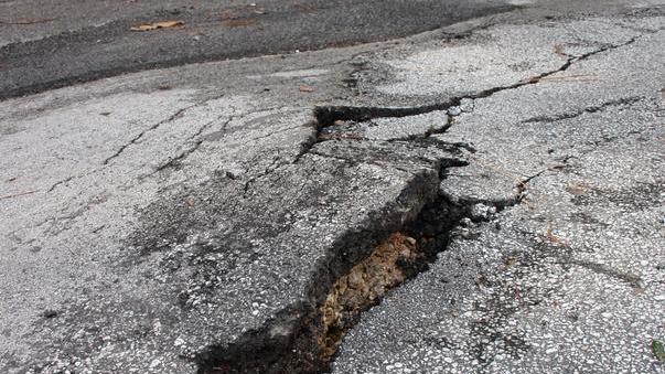 Crepe nella strada e un fiume d’acqua così partì l’allarme