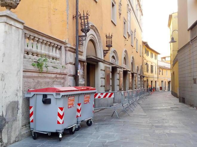 Cassonetti in via Mazzini e controlli più severi 
