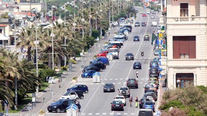 La richiesta: senso unico sul viale a mare