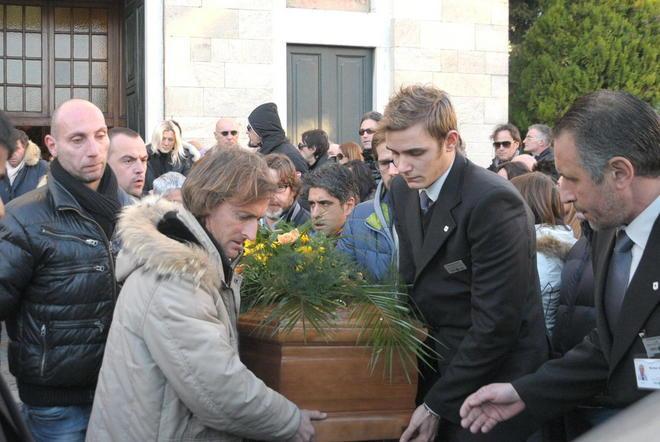 Tanta gente per l’ultimo saluto al dentista
