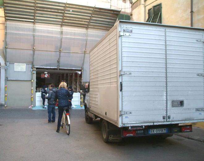 La vetrina della libreria Ubik distrutta da un furgone 