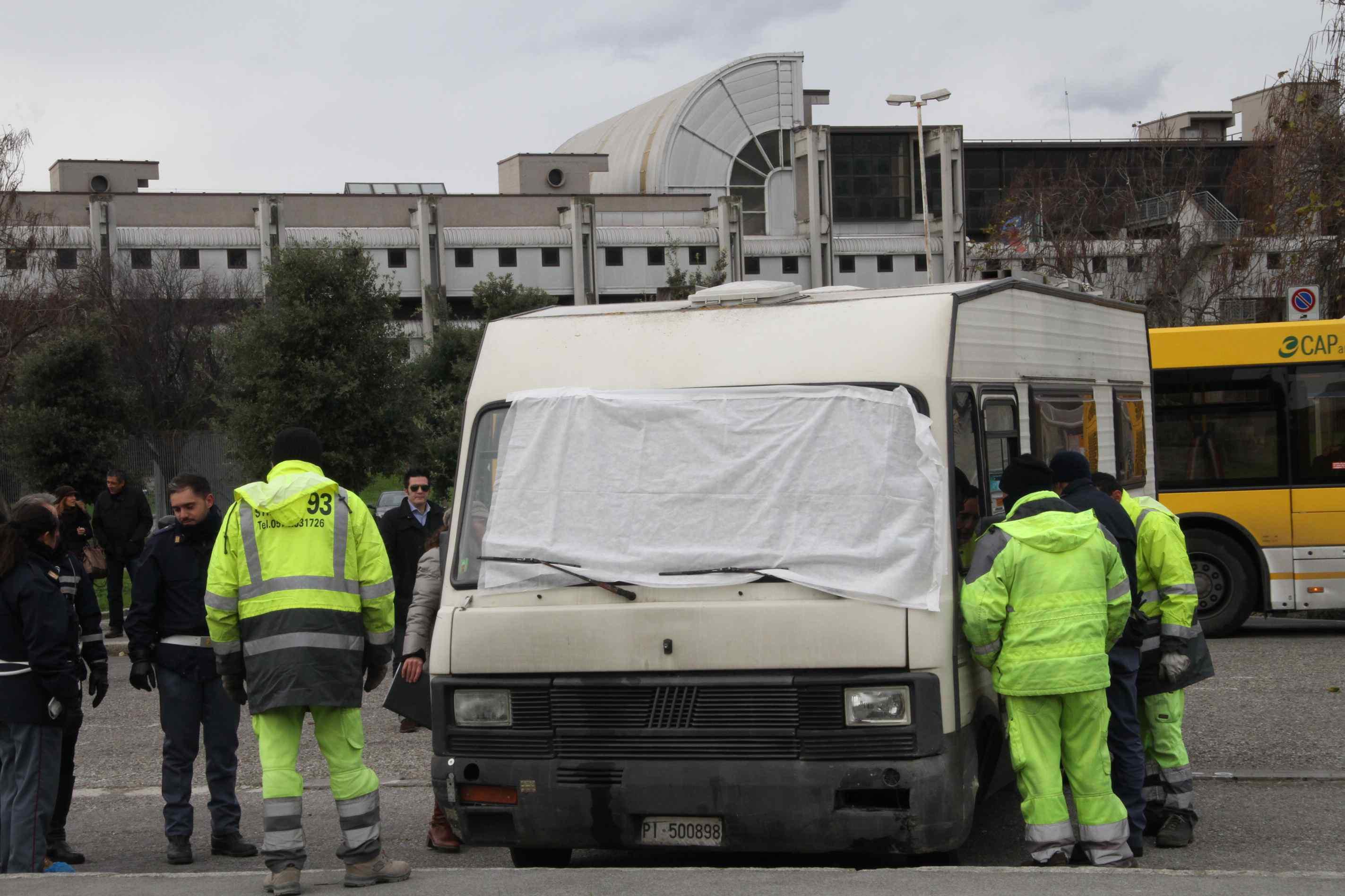 Trovato morto dentro un camper davanti al Tribunale di Prato 