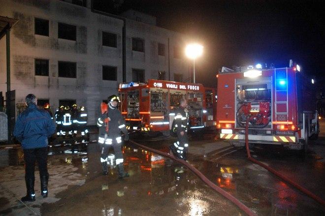 Olbia, in fiamme una lavanderia: distrutti gli abiti degli sfollati