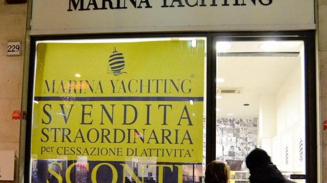 Chiude un altro negozio storico in via Grande