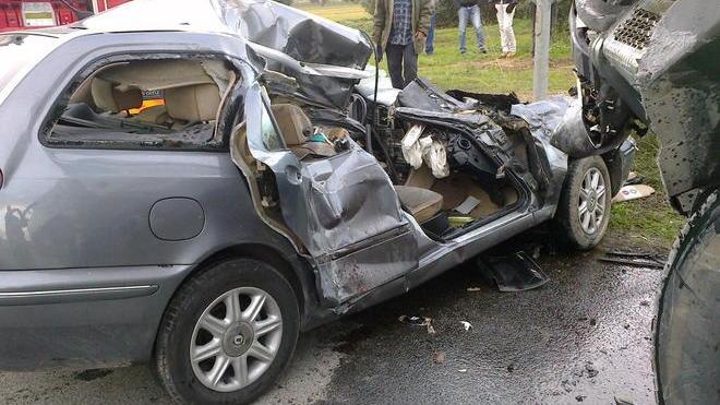 Finiscono sotto un camion, grave una ragazza
