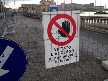 Viale Italia, cantiere montato da oltre un mese: “Quando terminano i lavori?”
