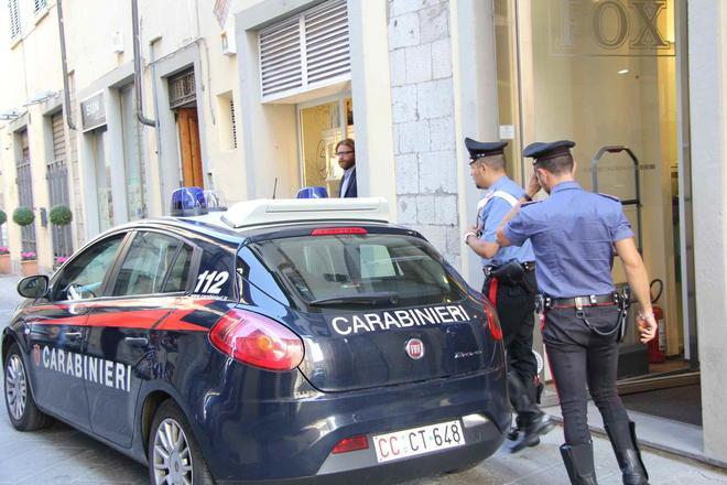 Giovane donna presa a pugni dal rapinatore in centro storico 