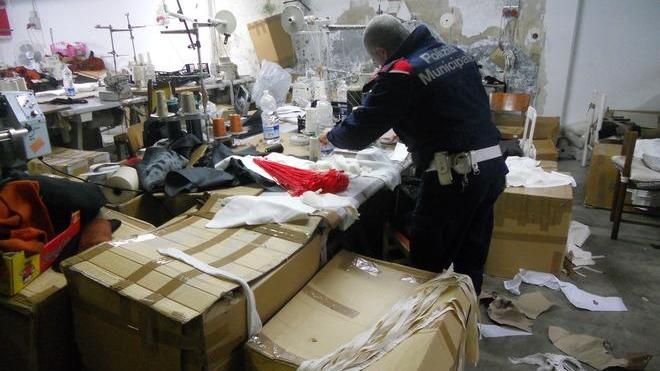 Topi morti nella confezione cinese: sequestrato il capannone