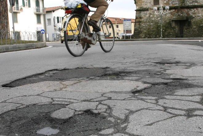 Buche pericolose sul vecchio cavalcavia e in centro città