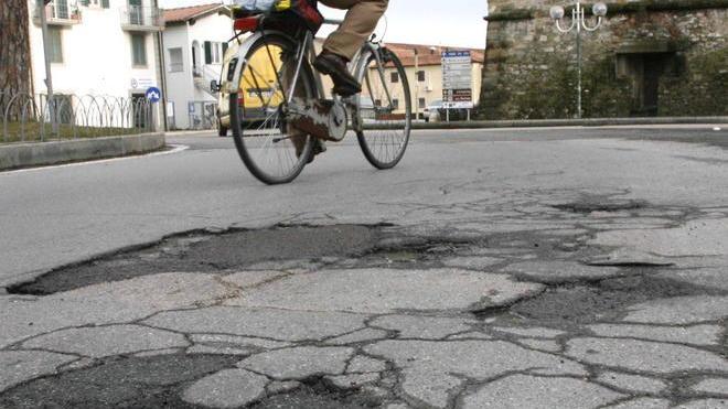 Buche pericolose sul vecchio cavalcavia e in centro città
