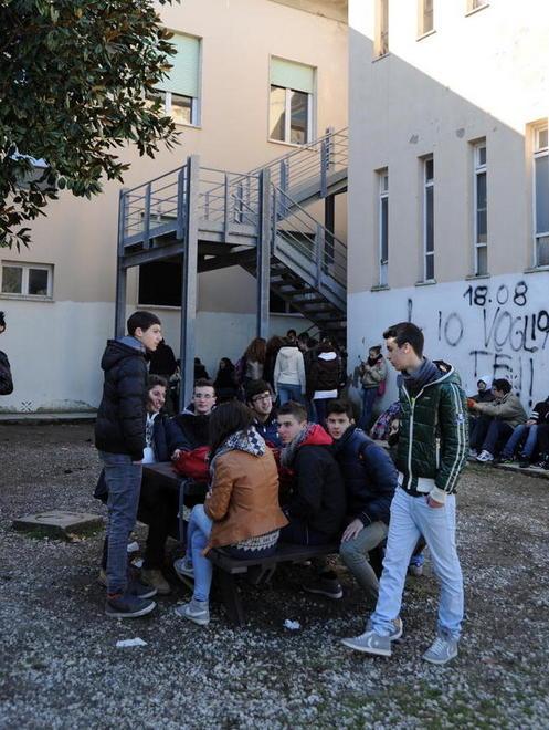 Cattaneo, gli studenti restano al freddo 