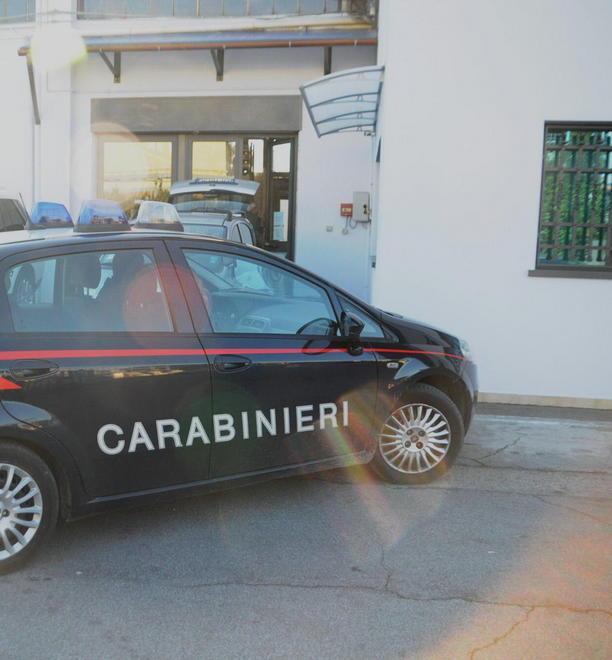 Sfondano il muro per rubare champagne 