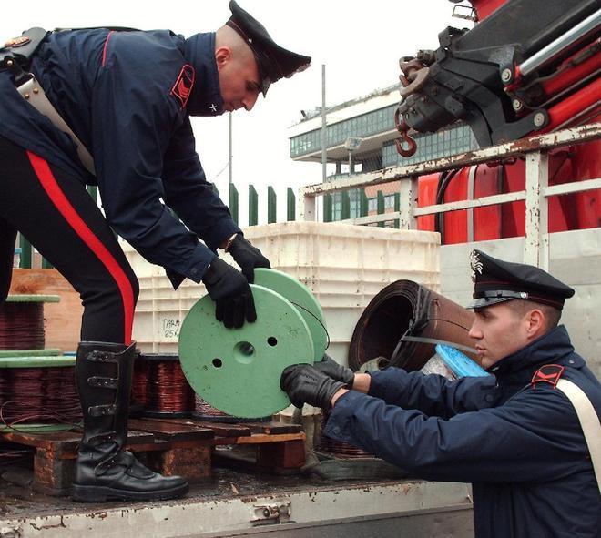 Si drogano e poi rubano il rame dai cavi elettrici 