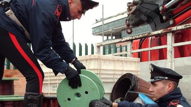 Si drogano e poi rubano il rame dai cavi elettrici