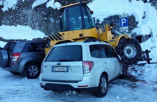 Ruspa spalaneve piomba su due auto parcheggiate 