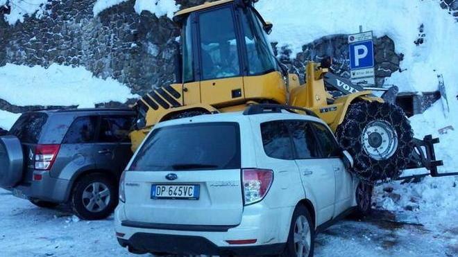 Ruspa spalaneve piomba su due auto parcheggiate