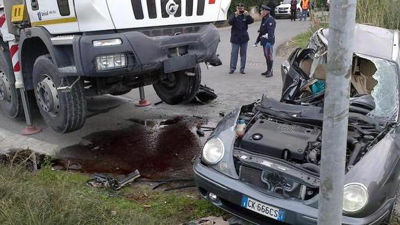 Con l’auto sotto il camion ragazza salva per miracolo