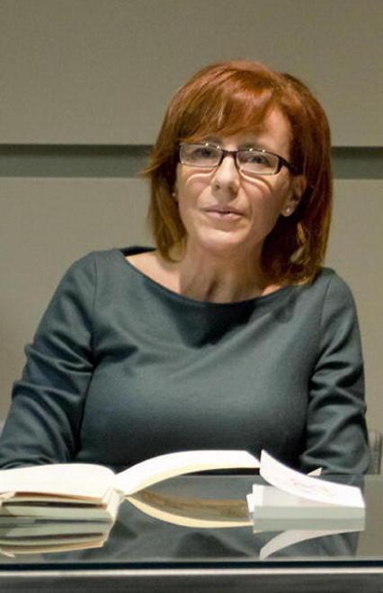 Camion sfonda la vetrina della Ubik 