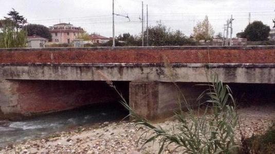 Il sindaco: lavori non fatti, diffido Provincia e Ferrovie