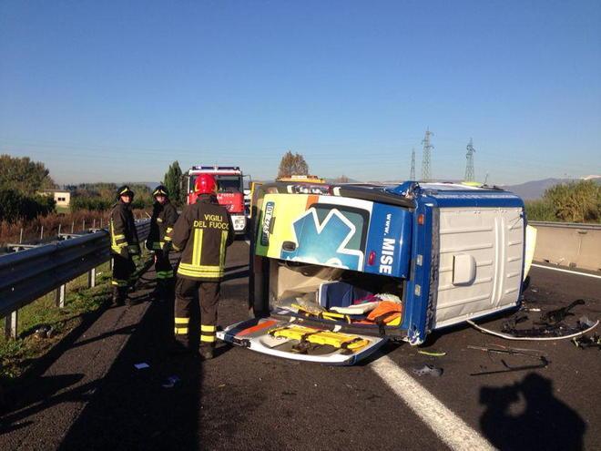 Ambulanza si ribalta in autostrada 