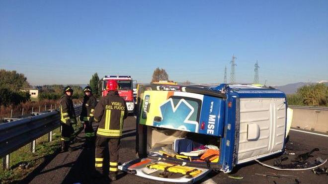 Ambulanza si ribalta in autostrada