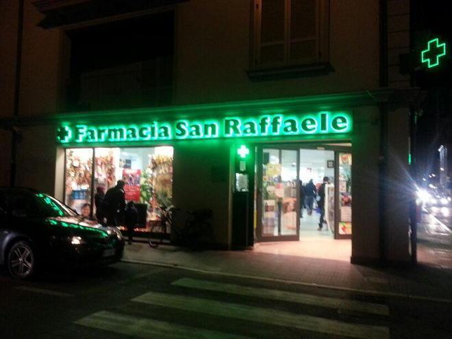 Assalto con la pistola a due farmacie a Follonica 
