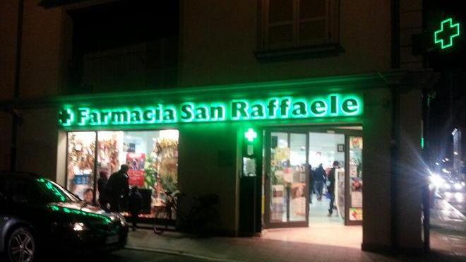Assalto con la pistola a due farmacie a Follonica