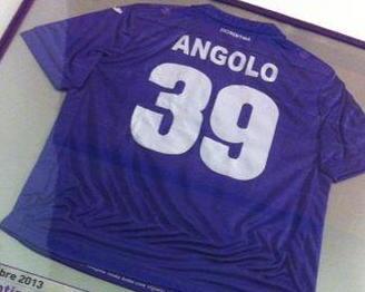 Offese e minacce sul web per la maglia viola esposta nel bar 