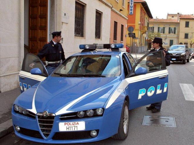 Rapina alla farmacia, il dottore chiuso nel bagno 