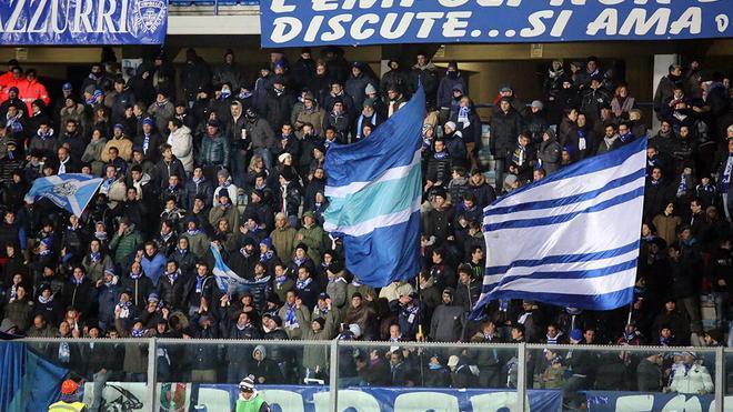 Tensione e tafferugli fra le tifoserie dopo la fine della partita