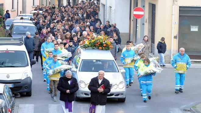 Saracinesche abbassate per l’ultimo saluto a Luca 