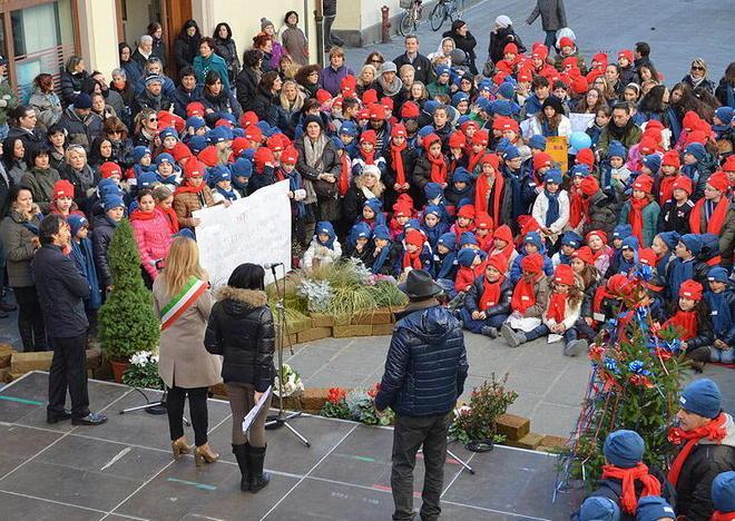 I bambini dipingono pietre contro la pena di morte