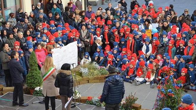 I bambini dipingono pietre contro la pena di morte