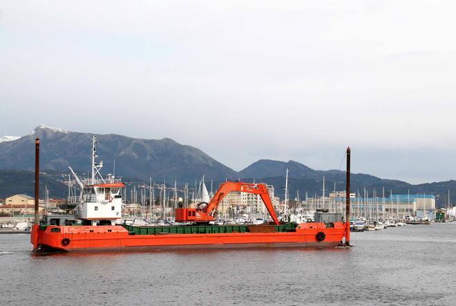 Draga al lavoro da ieri Un Perini attende di entrare