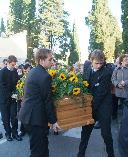 Girasoli e tante lacrime per l’ultimo saluto a Paolo 
