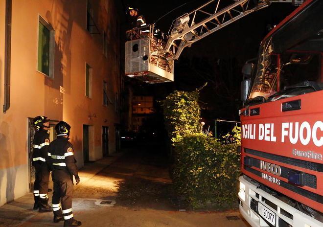 A fuoco parco giochi, possibile l’atto vandalico 