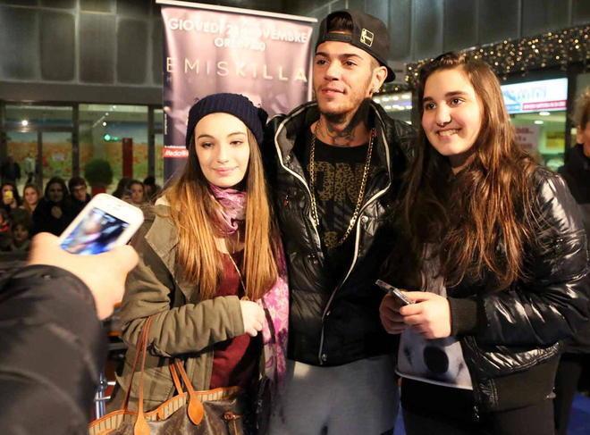 L’ondata d’entusiasmo del popolo di Emis Killa 