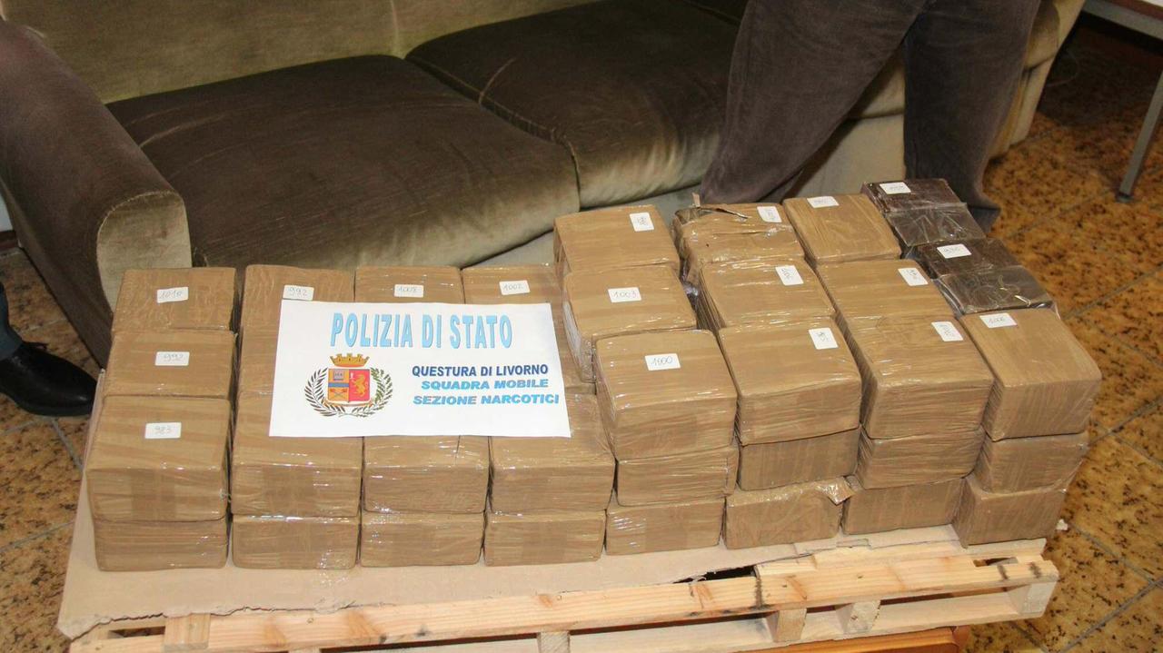 Sorpresi con 60 chili di hashish nell'auto, arrestati